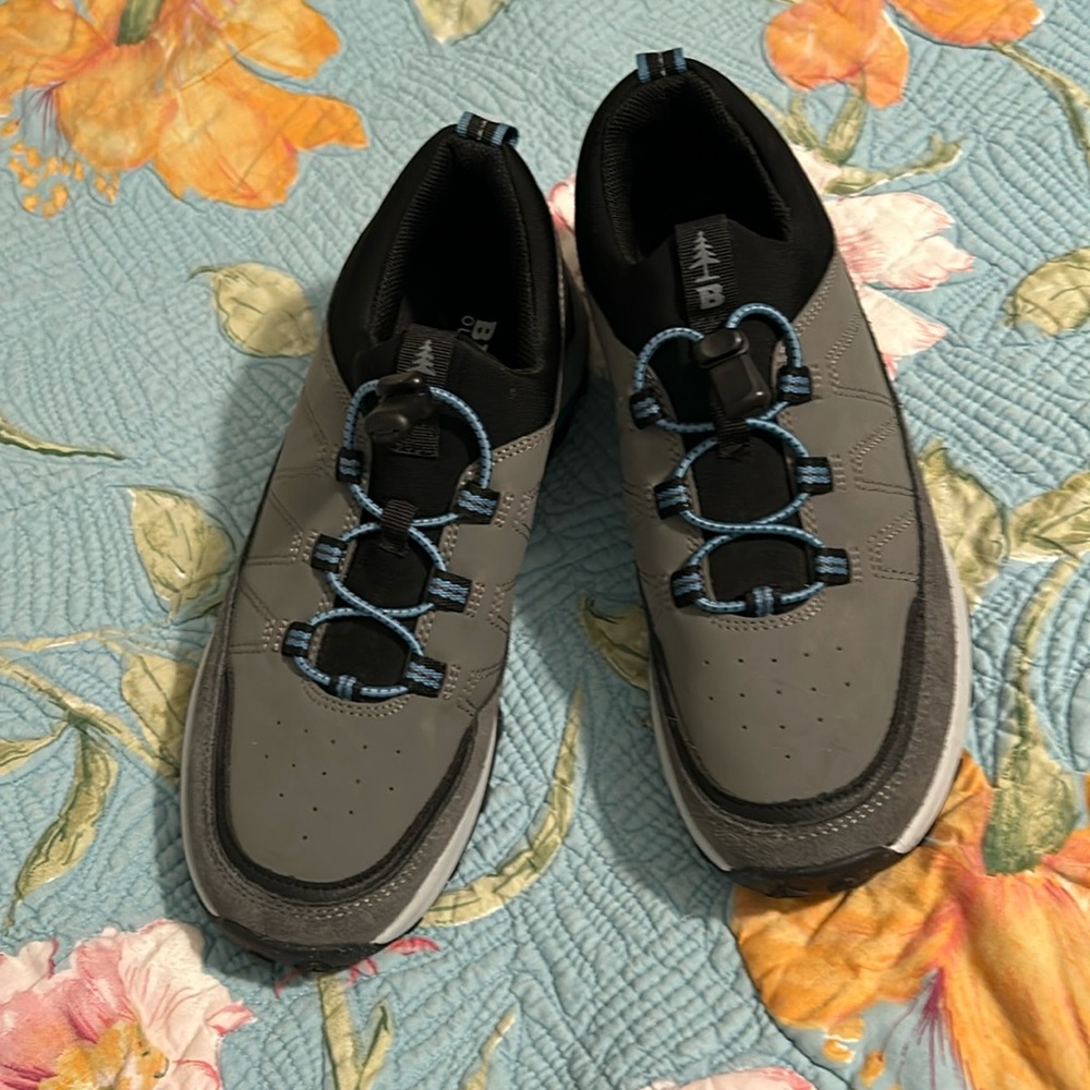 NWOT Bass Outdoor stretch hiking shoe, size 9